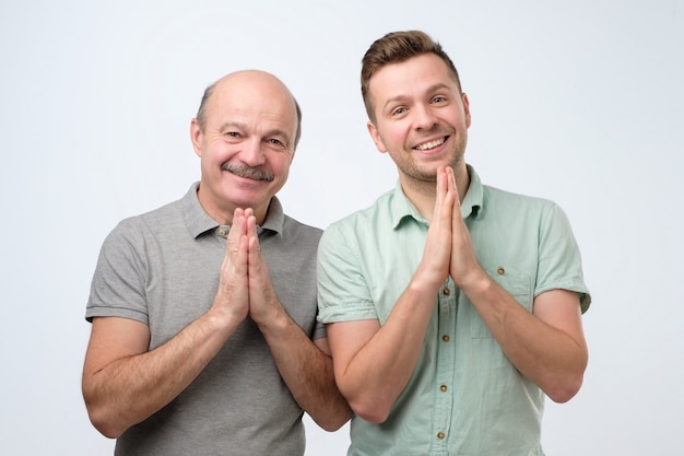 Deux hommes accueillant les invités avec des gestes de la main