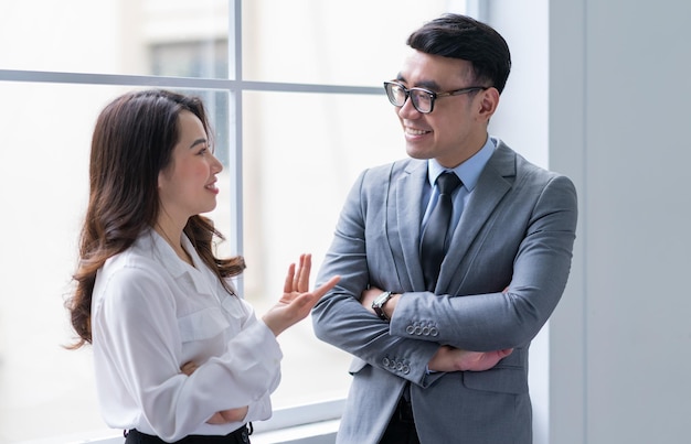 Deux hommes d'affaires asiatiques travaillant au bureau