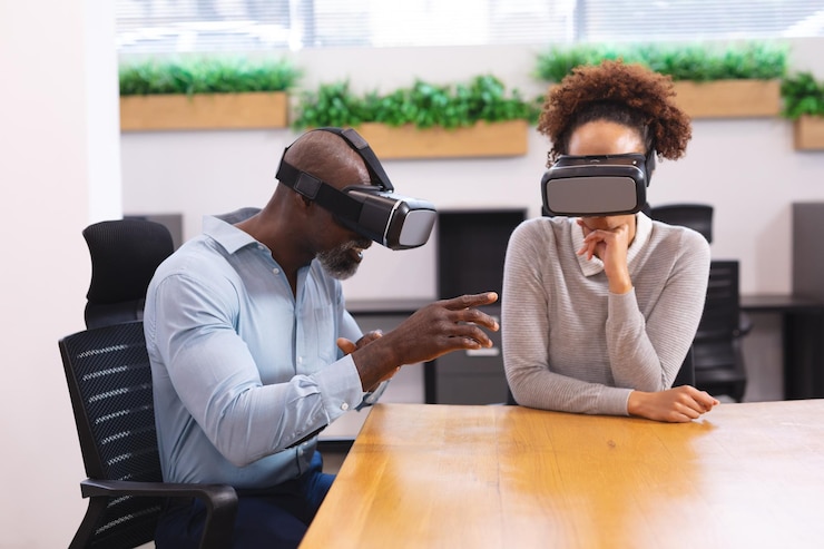 Deux hommes d'affaires divers assis à table et utilisant des casques vr