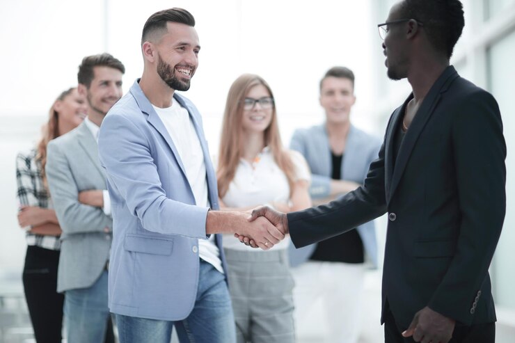 Photo deux hommes d'affaires gais se serrant la main lors d'une réunion officielle commençant à terminer les négociations entrepreneur africain portant un costume noir chemise blanche et partenaire caucasien se serrer la main faisant un accord rentable
