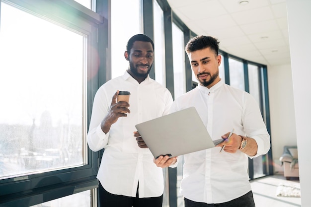 Deux hommes d'affaires avec ordinateur portable