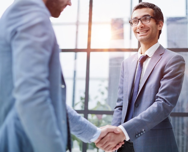 Deux hommes d'affaires se serrant la main après une réunion réussie