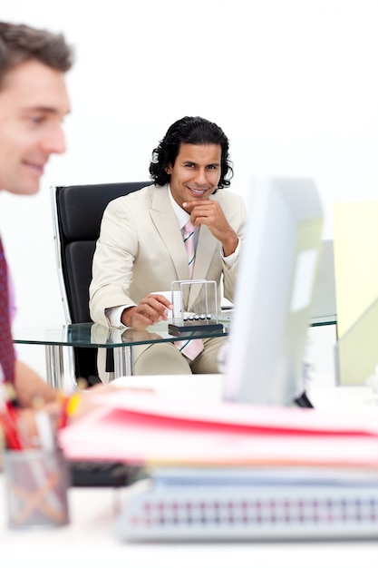 Deux hommes d&#39;affaires souriants travaillant dans le bureau