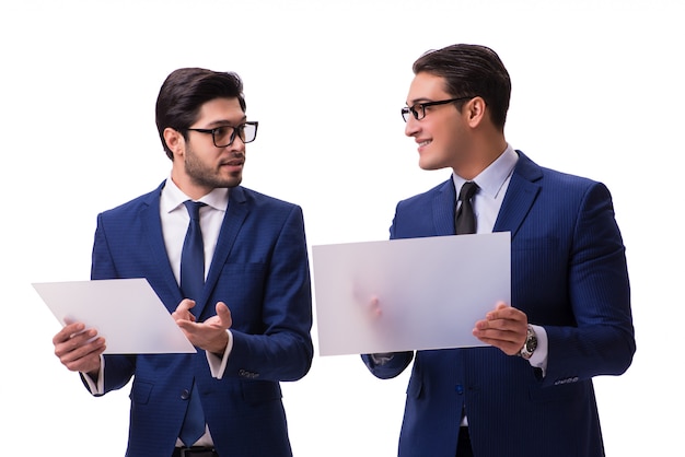 Deux hommes d'affaires avec des tablettes virtuelles isolées