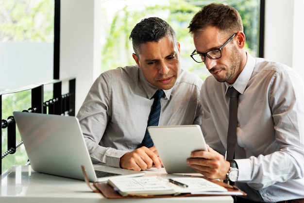 Deux hommes d&#39;affaires travaillant ensemble