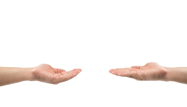 Deux hommes asiatiques ouvrent la main ensemble pour partager quelque chose de vide sur leurs mains sur fond blanc. Chemin de détourage