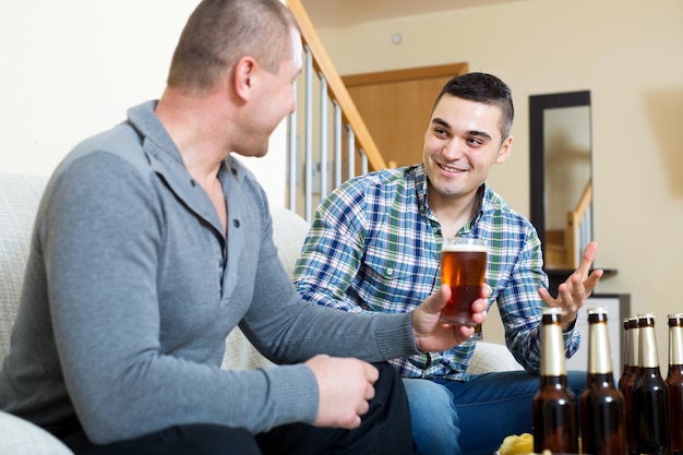 Deux hommes buvant de la bière