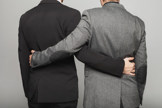 Deux hommes en costume lors d'un mariage LGBT