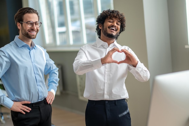 Photo deux hommes debout devant la caméra et semblant impliqués