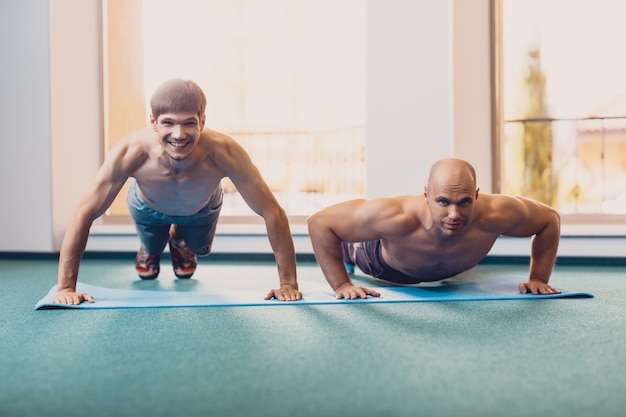 Deux hommes effectueront un entraînement physique dans le gymnase