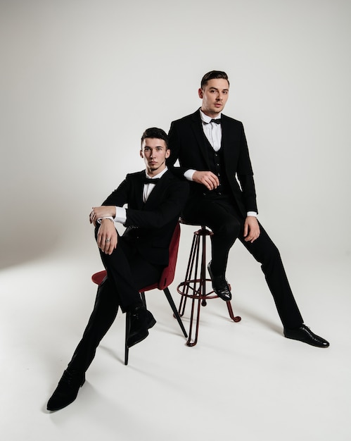 Deux hommes élégants qui posent en studio