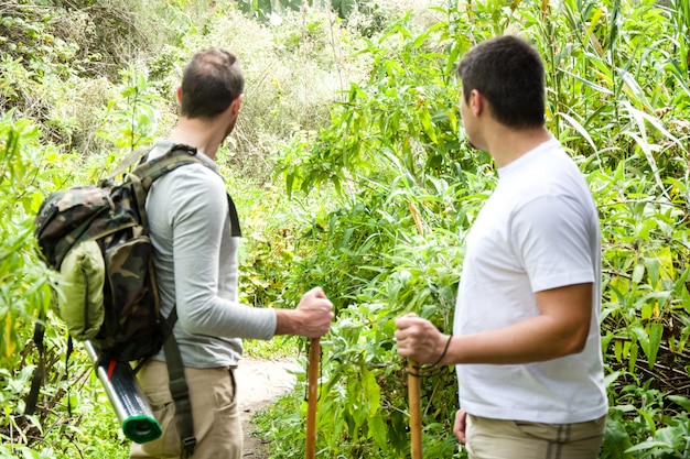 deux hommes heureux en randonnée dans la nature