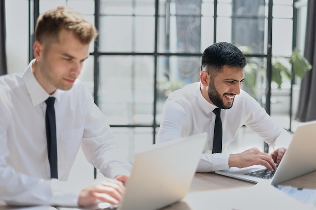 Deux hommes heureux travaillant ensemble sur un nouveau projet d'entreprise