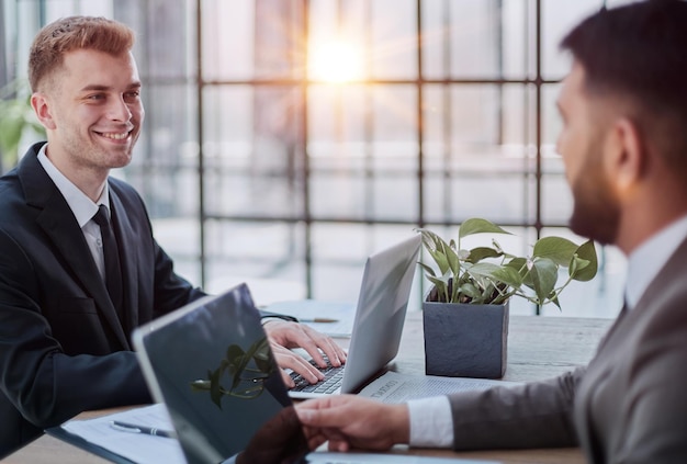 Deux hommes heureux travaillant ensemble sur un nouveau projet d'entreprise