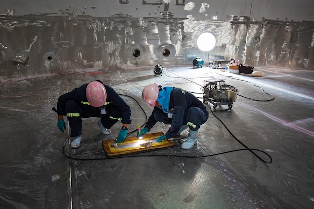 Deux hommes d'inspection des travailleurs test de vide de la plaque de fond du réservoir de sirop de glucose fuite de soudure en acier interne spec confiné