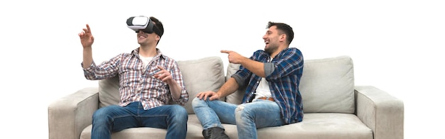 Les deux hommes avec des lunettes virtuelles assis sur un canapé sur fond de mur blanc