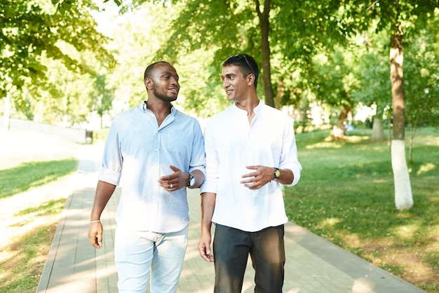 Deux hommes noirs parlent Amitié entre homme noir