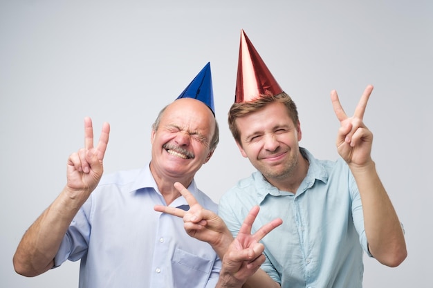 Deux hommes père et fils s'amusant à la fête d'anniversaire Concept d'anniversaire