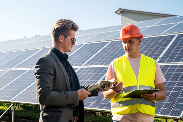 Deux hommes planifiant l'installation de panneaux solaires
