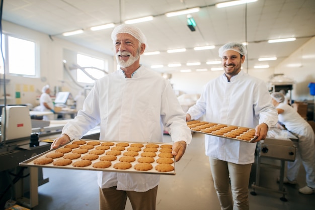 Deux hommes portant des cookies.