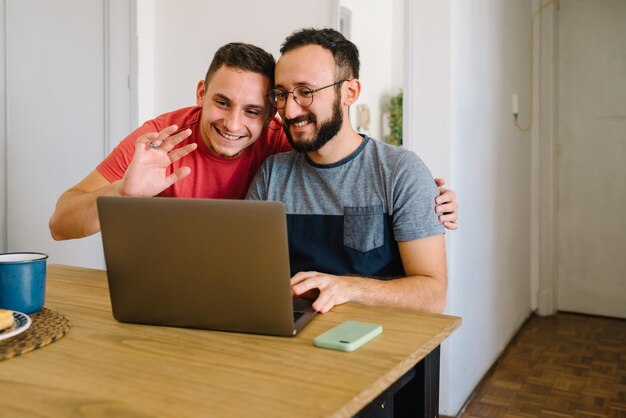 Deux hommes regardent un ordinateur portable