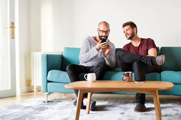 Deux hommes se reposant sur un canapé