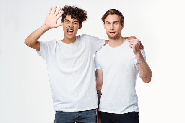 Deux hommes se tiennent à côté de nettoyer les émotions de tshirts