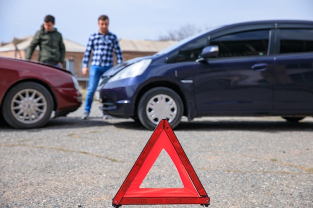 Deux hommes signalant une voiture