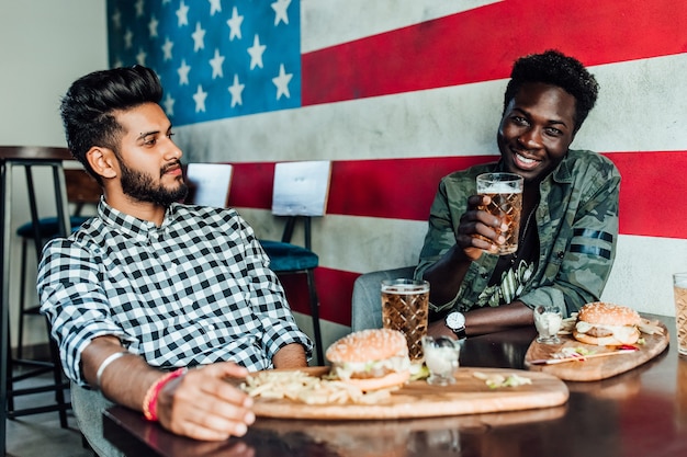 Deux hommes sont assis ensemble dans un bar ou un restaurant lounge