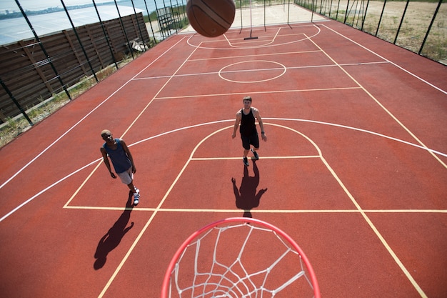 Deux hommes sur un terrain de basket