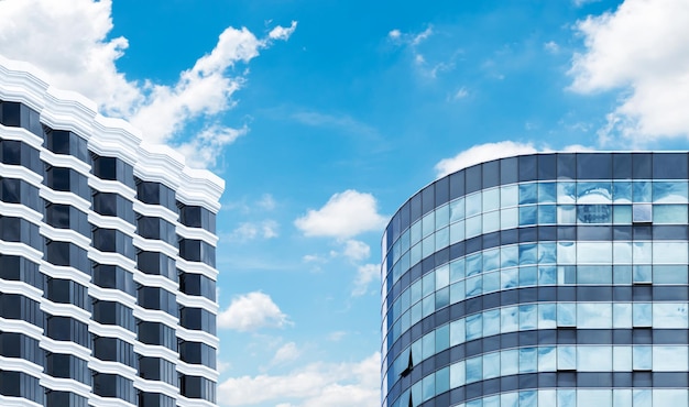 Deux immeubles de bureaux modernes avec fond de ciel bleu