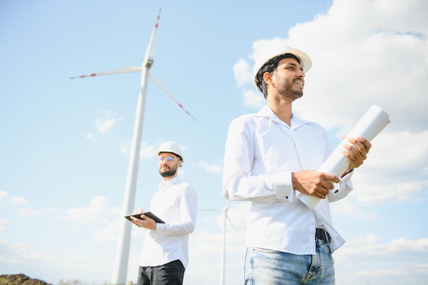 Deux ingénieurs asiatiques mâles vérifiant les éoliennes Technologie des énergies renouvelables et durabilité Énergie alternative pour l'avenir