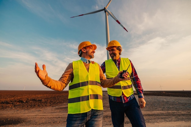 Deux ingénieurs d'éolienne