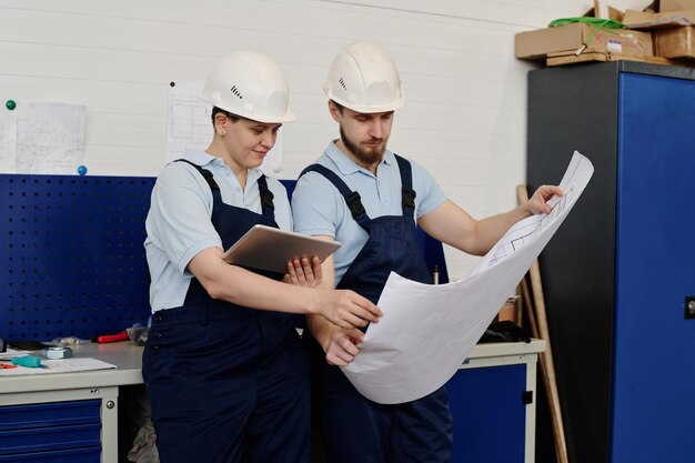 Deux ingénieurs qui regardent un dessin technique.