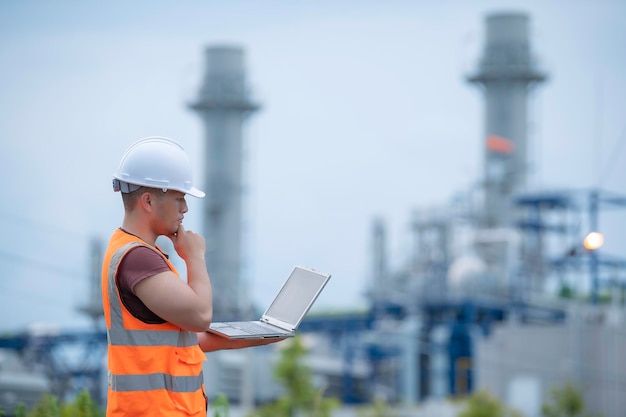 Deux ingénieurs travaillant dans une centrale électriqueTravailler ensemble joyeusementS'entraider pour analyser le problèmeConsulter les directives de développement