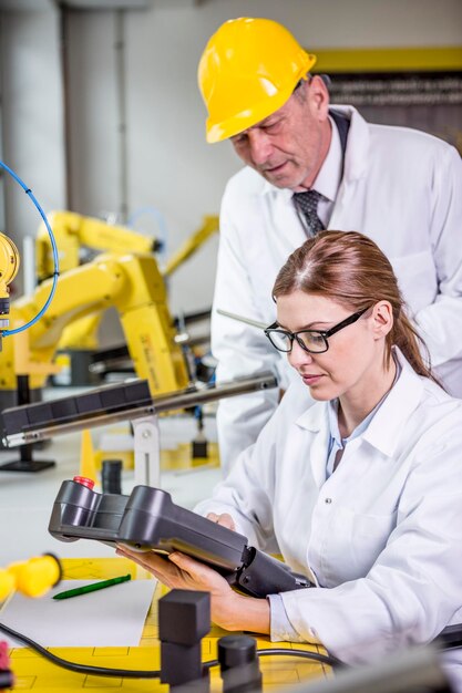 Deux ingénieurs en usine regardant un appareil