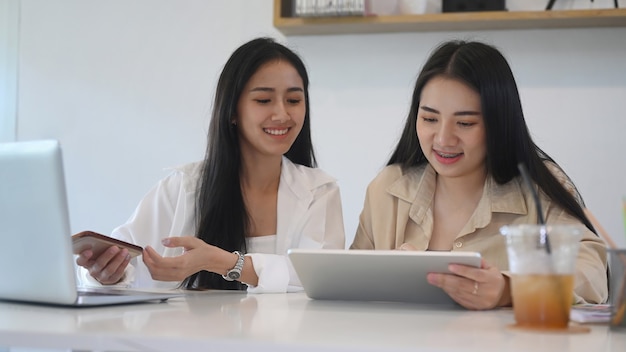 Deux jeune femme entrepreneur de petite entreprise planifiant un plan marketing pour améliorer la qualité de leurs ventes.