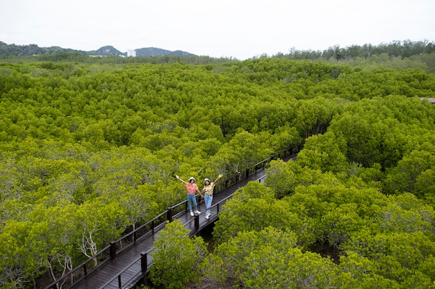 Deux jeune fille dans la forêt de mangrove.