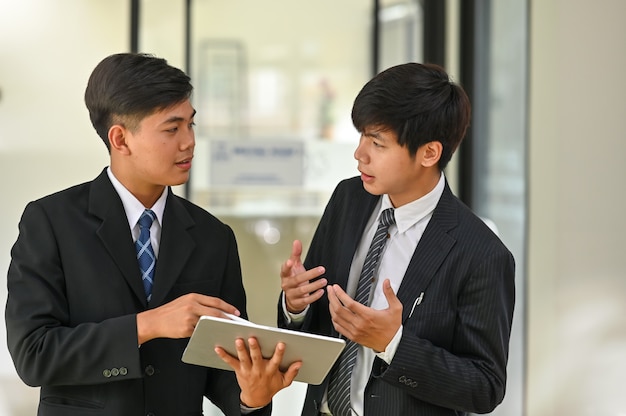 Deux jeune homme d'affaires consultent et rencontrent des discussions d'affaires.