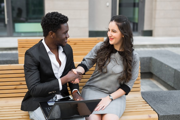 Deux jeune homme et femme travaillant ensemble