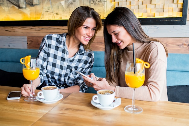 Deux jeunes amies assis dans un café