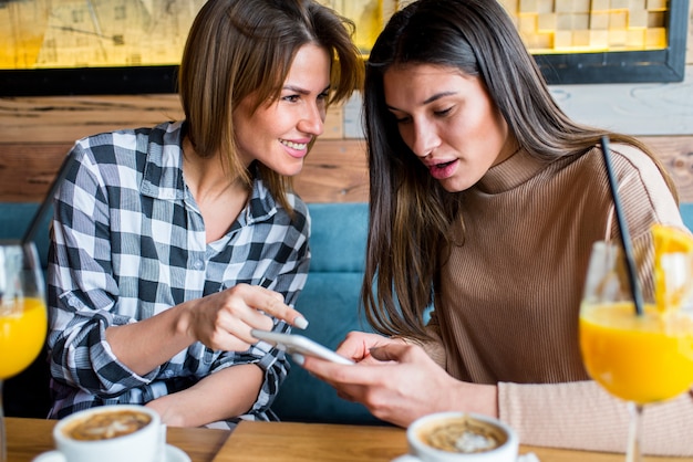 Deux jeunes amies assis dans un café