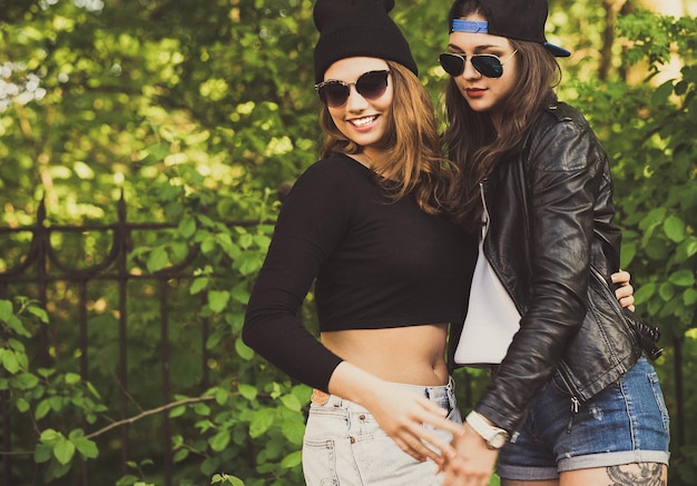 Deux jeunes amies hipsters qui s'amusent ensemble à l'extérieur.