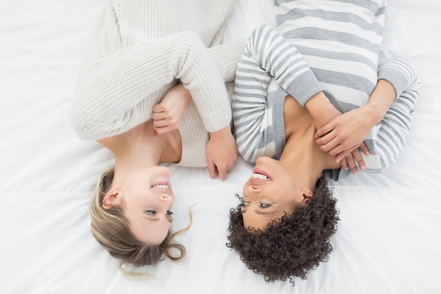 Deux jeunes amies occasionnels couché dans son lit