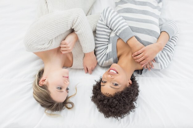 Deux jeunes amies occasionnels couché dans son lit