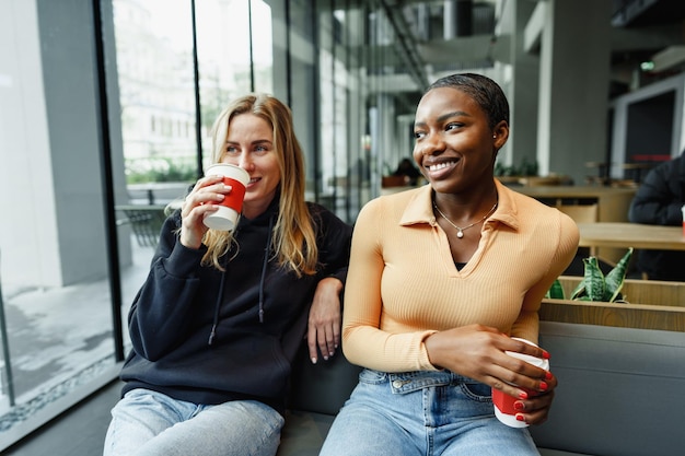 Deux jeunes amies prenant un café ensemble dans un café