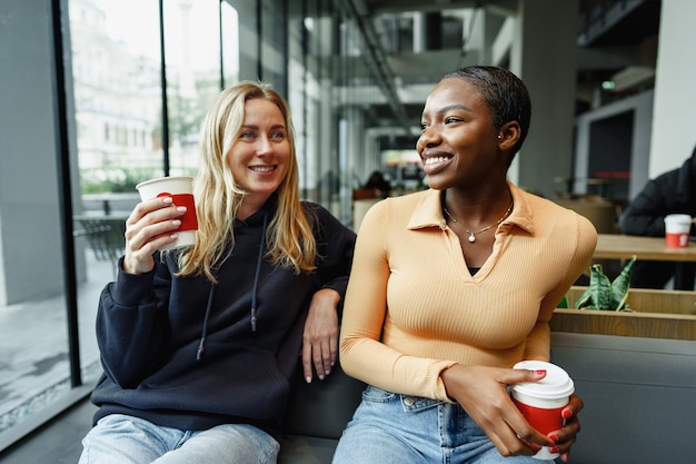 Deux jeunes amies prenant un café ensemble dans un café