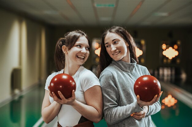 Deux jeunes amies s'amusant en jouant au bowling et en passant du temps ensemble.