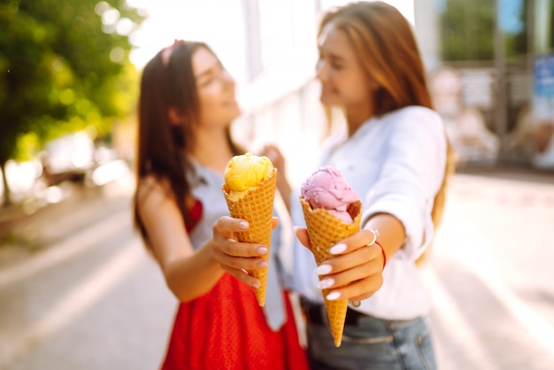 Deux jeunes amies s'amuser et manger des glaces.