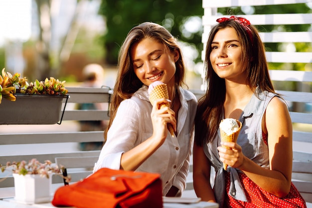 Deux jeunes amies s'amuser et manger des glaces.